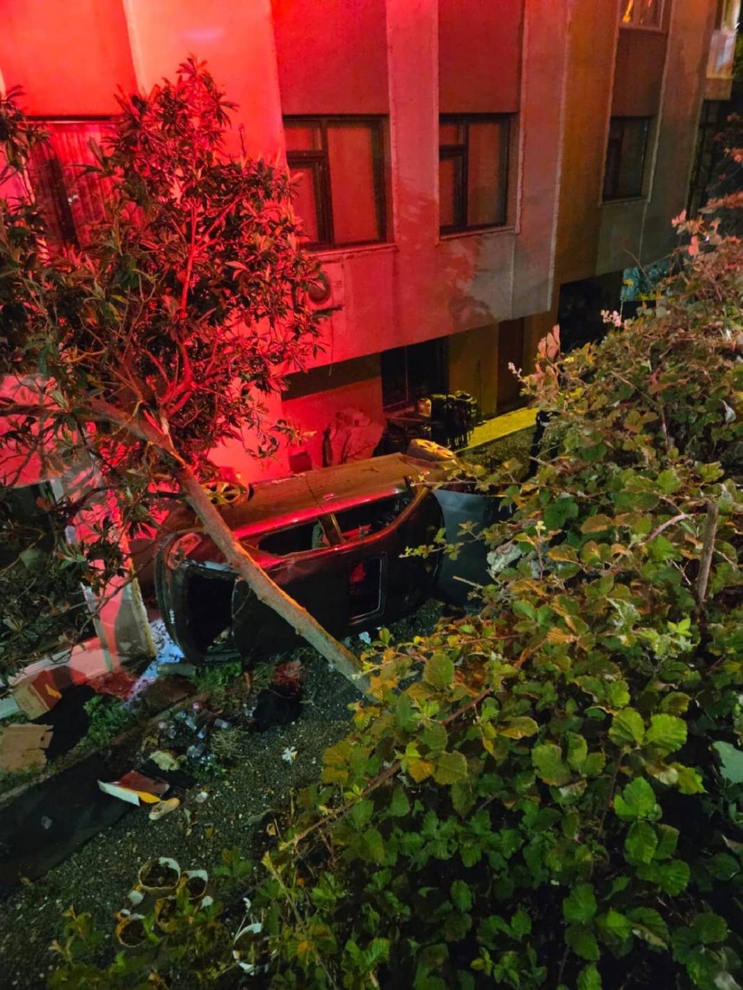 İnanılır gibi değil! Otomobil 15 metrelik apartman boşluğuna düştü 3